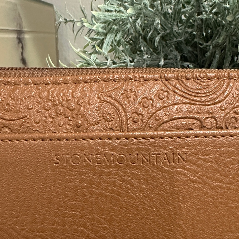 Stone Mountain Bonded Leather Bifold Zip-Around Wallet/Wristlet - Picture 4 of 9